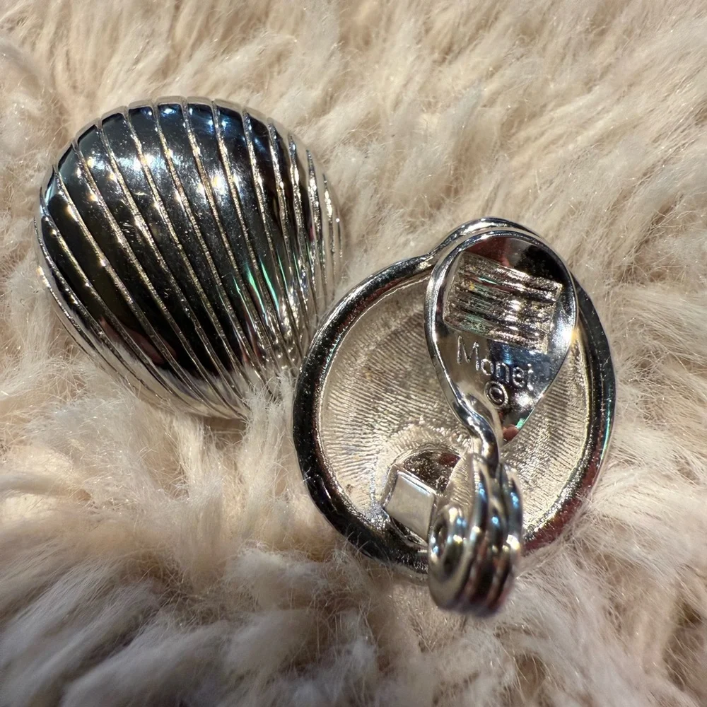 Vtg Signed MONET Clamshell Silver tone Clip Earrings‎ Puffy Nautical Scalloped